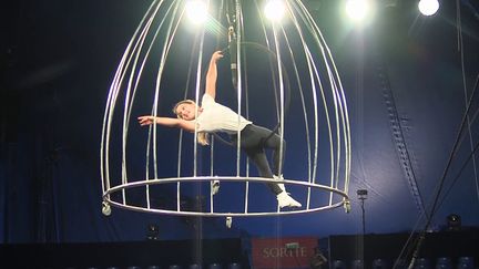 Dernières répétitions pour la troupe du cirque Gruss avant la première de son nouveau spectacle et le début d'une grande tournée . (CAPTURE D'ÉCRAN FRANCE 3)