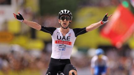 Le Britannique Adam Yates vainqueur de la première étape, le 1er juillet, endosse le maillot jaune de l'édition 2023 du Tour de France. (THOMAS SAMSON / AFP)