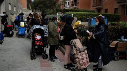 A Madrid (Espagne), des personnes se rendent à des dons de denrées alimentaires, le 4 novembre 2020.&nbsp;&nbsp; (BURAK AKBULUT / ANADOLU AGENCY / AFP)