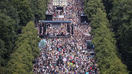 Des manifestants opposés au port du masque, à Berlin (Allemagne), le 1er août 2020.&nbsp; (FABRIZIO BENSCH / REUTERS)