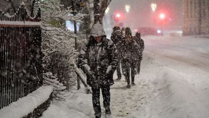 Des habitants de Stockholm marchent sous la neige, le 2 février 2021. (HENRIK MONTGOMERY / TT NEWS AGENCY)