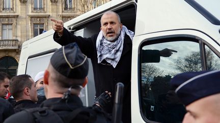 Abdelhakim Sefrioui,&nbsp;le 29 décembre 2012, lors d'une arrestation pendant une manifestation non-autorisée, à Paris. (MIGUEL MEDINA / AFP)