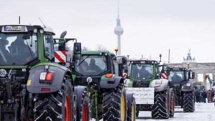 Des fermiers manifestent au volant de leurs tracteurs à Berlin (Allemagne), le 16 janvier 2024. (CARSTEN KOALL / DPA / AFP)