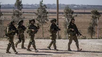 Des soldats israéliens patrouillent à Kfar Aza (Israël), près de la frontière avec la bande de Gaza, le 15 octobre 2023. (MOSTAFA ALKHAROUF / ANADOLU / AFP)