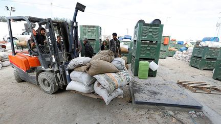 la filière oléicole tunisienne a été l'une des plus importantes ressources en devises du pays», souligne le ministre tunisien de l'Agriculture, cité par La Tribune Afrique. Selon lui, «la moyenne annuelle des exportations de cette dernière décennie atteint les 145.000 tonnes d'huile, avec des recettes de l'ordre de 850 millions de dinars (l'équivalent de quelque 350 millions de dollars).» Et pour l’année 2017, l'ONH estime que les revenus des exportations d'huile d’olive, devraient dépasser deux milliards de dinars, soit 700 millions d'euros.   (Zoubeir Souissi / REUTERS )