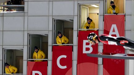 Les juges d'une épreuve de saut à ski, lors des Jeux olympiques de Pyeongchang, le 10 février 2018. (MATTHIAS SCHRADER/AP/SIPA / AP)