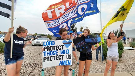 Des supportrices de Donald Trump&nbsp;à Mesa, dans la banlieue de Phoenix, Arizona, le 26 août 2020. (BENJAMIN ILLY / FRANCE-INTER)