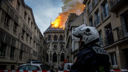 Le périmètre autour de la cathédrale est bouclé, les riverains évacués. "Des braises de la taille d'une balle de ping-pong nous tombaient sur la tête" raconte le responsable des guides bénévoles de Notre-Dame, Olivier de Chalus, présent sur place depuis 19h.&nbsp; (NICOLAS LIPONNE / NURPHOTO)