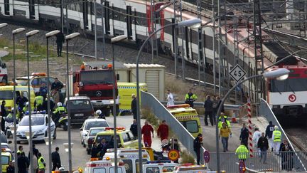 Les secours se pressent&nbsp;autour d'un train de banlieue touché par une bombe, le 11 mars 2004 à Madrid (Espagne).&nbsp; (CHRISTOPHE SIMON / AFP)