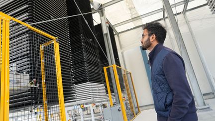 Shashank Samala, co-fondateur et PDG de Heirloom Carbon, au siège de l'entreprise à Brisbane, en Californie, le 9 octobre 2023. (JENN CAIN / AFP)