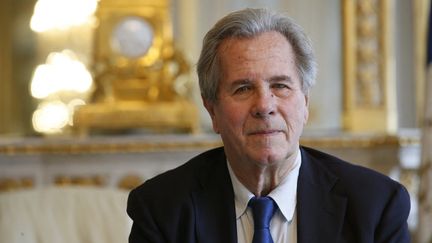 Jean-Louis Debré pose dans les locaux du Conseil constitutionnel, à Paris, lorsqu'il en était le président, le 9 février 2016. (PATRICK KOVARIK / AFP)