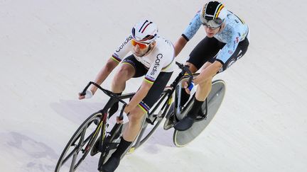 Le Français Benjamin Thomas devant le Belge Robbe Ghys, lors de la course aux points, aux Championnats européens à Munich (Allemagne), le 12 août 2022. (ERIC LALMAND / BELGA MAG / AFP)