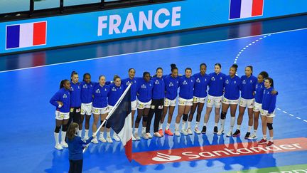 Les joueuses de l'équipe de France féminine de handball, juste avant le début du quart de finale face à la Suède lors du Championnat du monde, au Palais des sports de Granollers (Catalogne), le 15 décembre 2021.&nbsp; (PAU BARRENA / AFP)