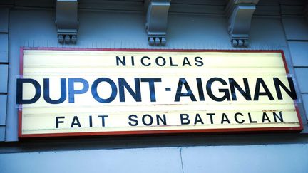 Panneau annon&ccedil;ant le meeting du candidat de Debout la R&eacute;publique,&nbsp;Nicolas Dupont-Aignan sur la fa&ccedil;ade du Bataclan &agrave; Paris, le 17 avril 2012. (FLORENT DUPUY / SIPA)