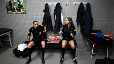 Stéphanie Frappart et Manuela Nicolosi ont été accueillies dans des conditions privilégiées avant Valenciennes-Béziers, en Ligue 2, en avril 2019 (FRANCK FIFE / AFP)