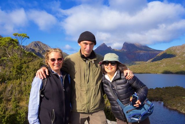 A Cradle Mountain avec des clients. Le parc&nbsp;abrite des paysages uniques en Australie à travers ses immenses vallées, ses montagnes et ses lacs. (Photo DR)