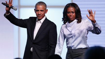 Barack Obama et son épouse Michelle, le 31 octobre 2017 à Chicago. (JIM YOUNG / AFP)