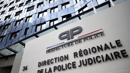 Un commissaire, un commandant et un contrôleur général&nbsp;sont en garde à vue. Ils sont&nbsp;soupçonnés d’avoir copié des extraits d’images de caméras de vidéosurveillance, qui appartiennent à la préfecture de police de Paris. (STEPHANE DE SAKUTIN / AFP)