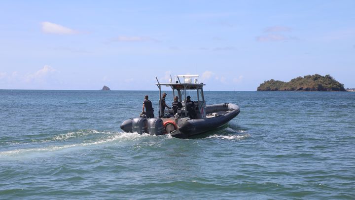 Quatre gendarmes de la brigade nautique de Mayotte, le 21 juin 2023. (ROBIN PRUDENT / FRANCEINFO)