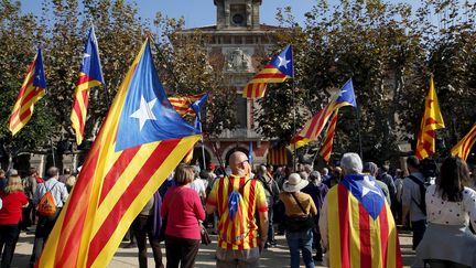 Des séparatistes catalans attendent les résultats du vote du Parlement catalan sur la création d'un Etat indépendant, le 9 novembre 2015. (ALBERT GEA / REUTERS)