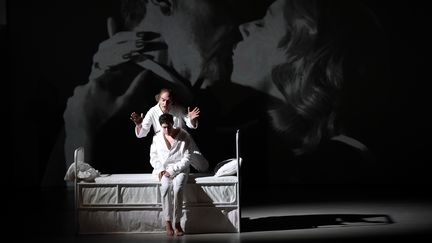 Michel Vuillermoz et&nbsp;Christophe Montenez&nbsp;dans la pièce&nbsp;"La tempête" de Shakespeare, mise en scène par&nbsp;Robert Carsen, le 9 décembre 2017. (STEPHANE DE SAKUTIN / AFP)