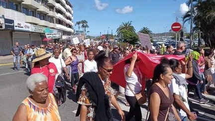 Les anti-vaccins ont manifesté contre l'obligation vaccinale à Nouéma ce samedi 4 septembre. 1000 personnes selon la police, 3000 selon les organisateurs. (Illustration) (CHARLOTTE MANNEVY / NOUVELLE CALEDONIE LA 1ERE)