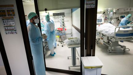 Le service de soins intensifs d'une clinique de Toulouse, en novembre 2020. (LIONEL BONAVENTURE / AFP)