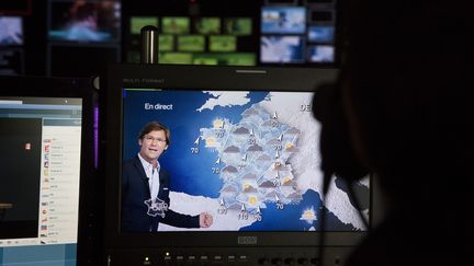 Coulisses de l'émission "Météo à la carte", présentée par Laurent Romejko sur France 3, en septembre 2015 (PHILIPPE DE POULPIQUET / MAXPPP)