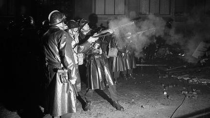 Des CRS tirant des grenades lacrymogènes dans le Quartier latin, dans la nuit du 10 au 11 mai 1968. (SIPAHIOGLU / SIPA)