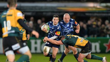 Brice Dulin (Castres Olympique) rattrapé par la défense de Northampton (BEN STANSALL / AFP)