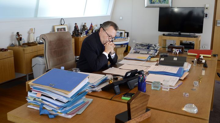 Figurines de Jean-Paul II, de Gaston Defferre, de Bouddha...&nbsp;Jean-No&euml;l Gu&eacute;rini dans son bureau du conseil g&eacute;n&eacute;ral des Bouches-du-Rh&ocirc;ne, le 16 septembre 2013, &agrave; Marseille. (  MAXPPP)