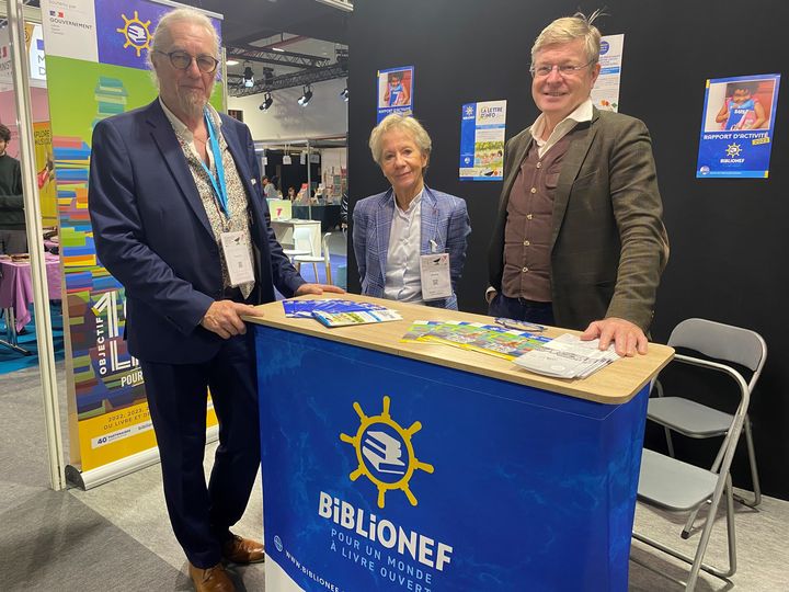 De gauche à droite, Phillipe Faroy (secrétaire général), Dominique Pace (directrice et fondatrice) et Olivier Leguay (administrateur) de l'ONG française Biblionef. (FG / FRANCEINFO)