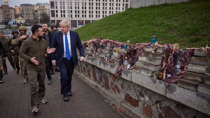 Le président ukrainien Volodymyr Zelensky et le Premier ministre Boris Johnson dans les rues de Kiev, le 9 avril 2022. (UKRAINIAN PRESIDENCY / ANADOLU AGENCY)