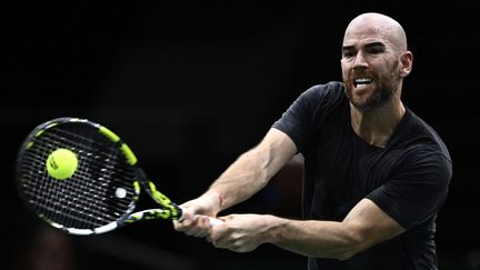 Le Français Adrian Mannarino, lors de son match contre le Néerlandais Botic Van Den Zandschulp, au Masters 1000 de Paris-Bercy, le 30 octobre 2023. (JULIEN DE ROSA / AFP)