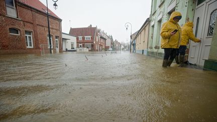 Des habitants confrontés aux inondations à Montreuil (Pas-de-Calais), le 14 novembre 2023. (JOHAN BEN AZZOUZ / LA VOIX DU NORD / MAXPPP)