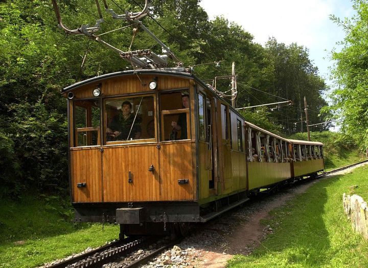 Le train à crémaillère emmène les voyageurs au sommet de la Rhune.&nbsp; (BOB EDME/AP/SIPA/AP/SIPA / AP)