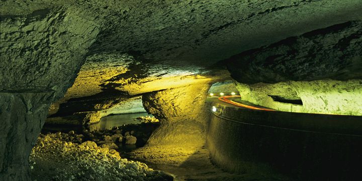 A l'intérieur de la grotte du Mas-d'Azi (Ariège) : la cavité creusée par la rivière Azil il y a deux millions d'années pour traverser le massif du Plantaurel sur 500 mètres. 
 (Dominique Lerault / Photononstop)