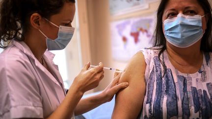 Une femme reçoit une injection du vaccin Pfizer/BioNTech, le 21 janvier 2021, à Paris. (CHRISTOPHE ARCHAMBAULT / AFP)