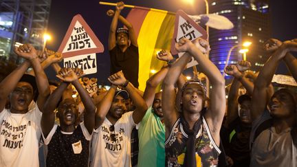 Des centaines d'Israéliens d'origine éthiopienne manifestent contre les brutalités policières et le racisme en Israël, le 3 juin 2015. Les manifestants bloquent la principale avenue de Tel Aviv. 140 000 juifs ont quitté l'Ethiopie pour Israël entre 1984 et 1991. (MENAHEM KAHANA / AFP)