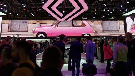 Le stand Renault, lors de la 89e édition du salon Mondial de l'Auto à Paris, porte de Versailles, en 2022. (BRUNO LEVESQUE / MAXPPP)