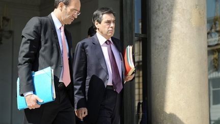 Le Premier ministre François Fillon (D) et le ministre du Travail Eric Woerth quittant l'Elysée, le 23 juin 2010 (AFP - Bertrand Guay)