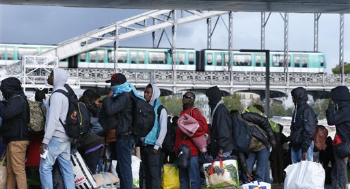 Migrants dans l'attente de l'évacuation de leur camp de fortune près du pont d'Austerlitz à Paris le 17 septembre 2015 (REUTERS - Charles Platiau)