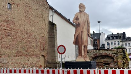 Une silhouette en bois&nbsp;installée à Trèves (Allemagne) et photographiée le 1er mars 2017, dans le cadre du projet de statue de Karl Marx, haute de 6,30 mètres. (HARALD TITTEL / DPA / AFP)