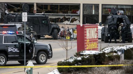 Un important dispositif policier a été déployé autour d'un supermarché de la ville de Boulder (Colorado, Etats-Unis), cible d'une fusillade le 22 mars 2021. (CHET STRANGE / GETTY IMAGES NORTH AMERICA VIA AFP)