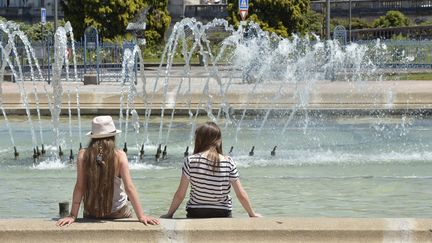 Des adolescentes se rafra&icirc;chissent, le 30 juin 2015, &agrave; Limoges (Haute-Vienne). (PASCAL LACHENAUD / AFP)