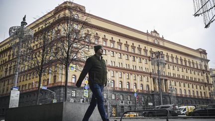 Un homme passe devant le siège du Service fédéral de sécurité (FSB), dans le centre de Moscou (Russie), le 3 mars 2023. (ALEXANDER NEMENOV / AFP)