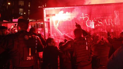 Devant la salle Pleyel à Paris, des manifestants lancent&nbsp;des slogans hostiles au cinéaste Roman Polanski comme "Polanski violeur, cinéma coupable, public complice". (CHRISTOPHE ENA/AP/SIPA / SIPA)
