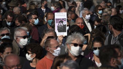 Un pancarte avec une une de "Charlie Hebdo", lors d'une manifestation à Marseille,&nbsp;en hommage à Samuel Paty, le 18 octobre 2020. (CHRISTOPHE SIMON / AFP)