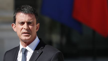 Le Premier ministre, Manuel Valls, s'adresse à la presse depuis la cour de l'Elysée, le 15 juillet 2016, au lendemain de l'attentat à Nice (Alpes-Maritimes).&nbsp; (THOMAS SAMSON / AFP)