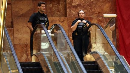 Des agents du Secret Service patrouillent à la Trump Tower, à New York (Etats-Unis), le 6 septembre 2024. (MICHAEL M. SANTIAGO / GETTY IMAGES NORTH AMERICA / AFP)